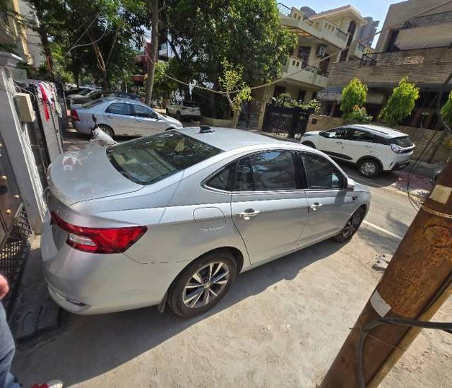 https://images10.gaadi.com/usedcar_image/4541786/original/processed_6e8d1c18-a971-4ee2-b0d1-ffa3011c1f0c.jpg?imwidth=6401