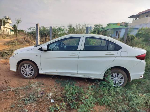 https://images10.gaadi.com/usedcar_image/4541802/original/c75cad5c-b4d1-4262-ba97-99648dc6f218.jpg?imwidth=6400