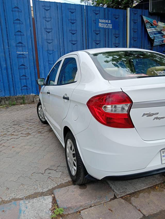https://images10.gaadi.com/usedcar_image/4541934/original/processed_3ddeb965a704e1434813835bdb6449a6.jpg?imwidth=6402