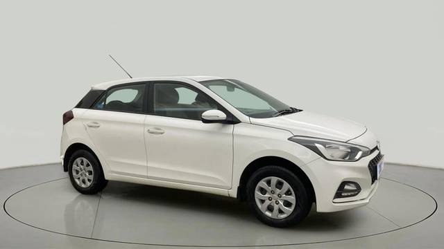 https://images10.gaadi.com/usedcar_image/4541994/original/13dd105fa6a4d26f610301befc3fa4f2.jpg?imwidth=6400