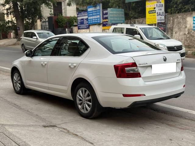 https://images10.gaadi.com/usedcar_image/4542119/original/processed_eea278355c1e9b7dcca6cf9963640124.jpg?imwidth=6402