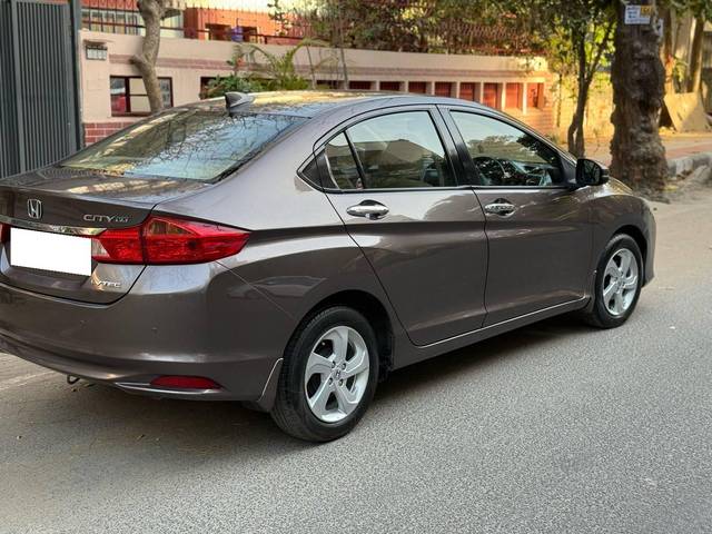 https://images10.gaadi.com/usedcar_image/4542292/original/processed_f76c92eab88300c14a0c0b1c035ac81b.jpg?imwidth=6401