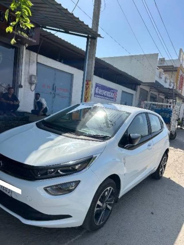 https://images10.gaadi.com/usedcar_image/4542377/original/processed_2a71cd98-c936-4e16-9cd0-f397d7e505d1.jpeg?imwidth=6402