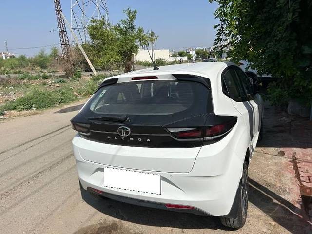 https://images10.gaadi.com/usedcar_image/4542377/original/processed_5a6e3bc9-67d5-4c17-8660-a587016fec90.jpeg?imwidth=6401