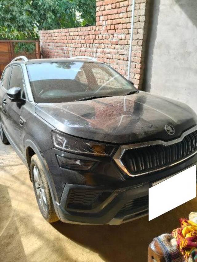 https://images10.gaadi.com/usedcar_image/4542420/original/processed_be5ce57c-6961-407f-a677-30a3ba8e2a2c.jpg?imwidth=6400