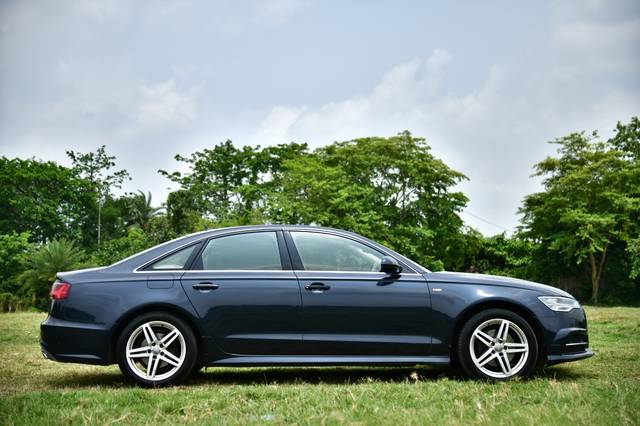 https://images10.gaadi.com/usedcar_image/4542568/original/98f4f1fde2419468c062e56561d6172d.jpg?imwidth=6401