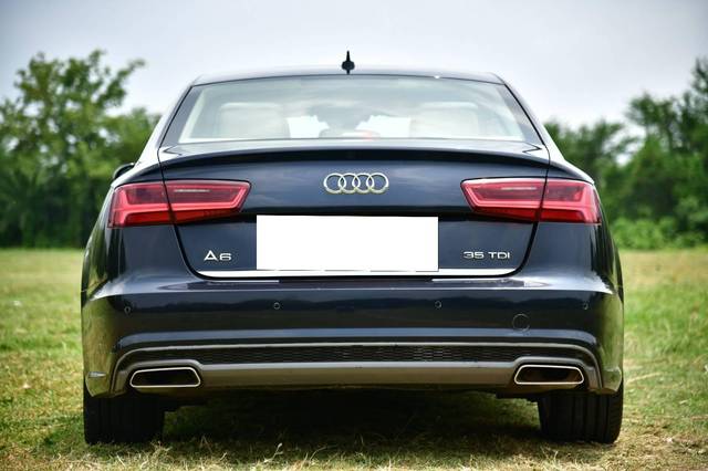 https://images10.gaadi.com/usedcar_image/4542568/original/processed_d86fdb5cc70927aa21f18fd946b0aa93.jpg?imwidth=6402