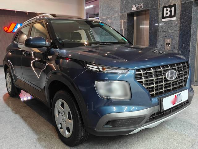 https://images10.gaadi.com/usedcar_image/4542706/original/processed_7922055ae54f0abe171f3e1d3130d162.jpg?imwidth=6400