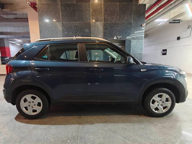 https://images10.gaadi.com/usedcar_image/4542706/original/processed_8f4e452636e0fbc61dd70b9ae358301e.jpg?imwidth=6401
