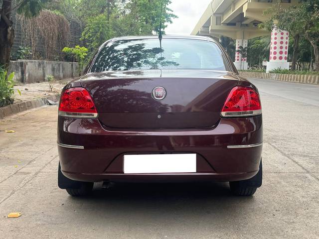 https://images10.gaadi.com/usedcar_image/4542737/original/processed_5130a3ffe1160b80c2120478364822f2.jpg?imwidth=6402