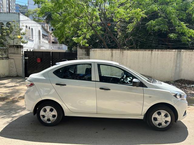 https://images10.gaadi.com/usedcar_image/4542982/original/processed_19a1773d0f5631a0865251705e09bd22.jpg?imwidth=6401