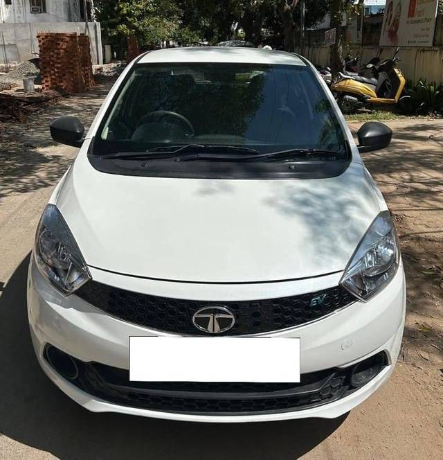https://images10.gaadi.com/usedcar_image/4542982/original/processed_cdb755c4387feb3f40aca347a183266d.jpg?imwidth=6400