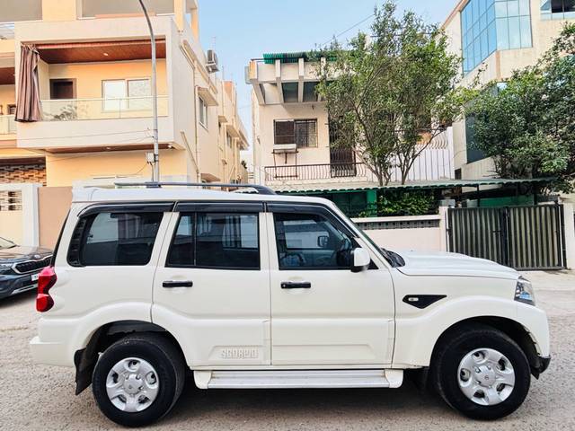 https://images10.gaadi.com/usedcar_image/4543007/original/processed_6efd287abb1852c4307bfee03f48d788.jpg?imwidth=6401