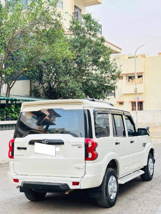 https://images10.gaadi.com/usedcar_image/4543007/original/processed_eaaa054b6c853110d6202c3451634bea.jpg?imwidth=6402
