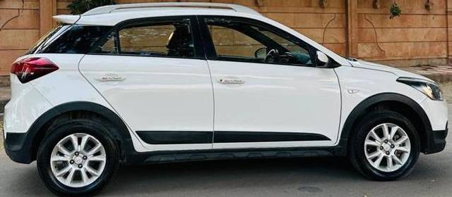 https://images10.gaadi.com/usedcar_image/4543026/original/processed_a9df3460-5ab3-4507-b76b-4ac9d992b7fb.jpg?imwidth=6401