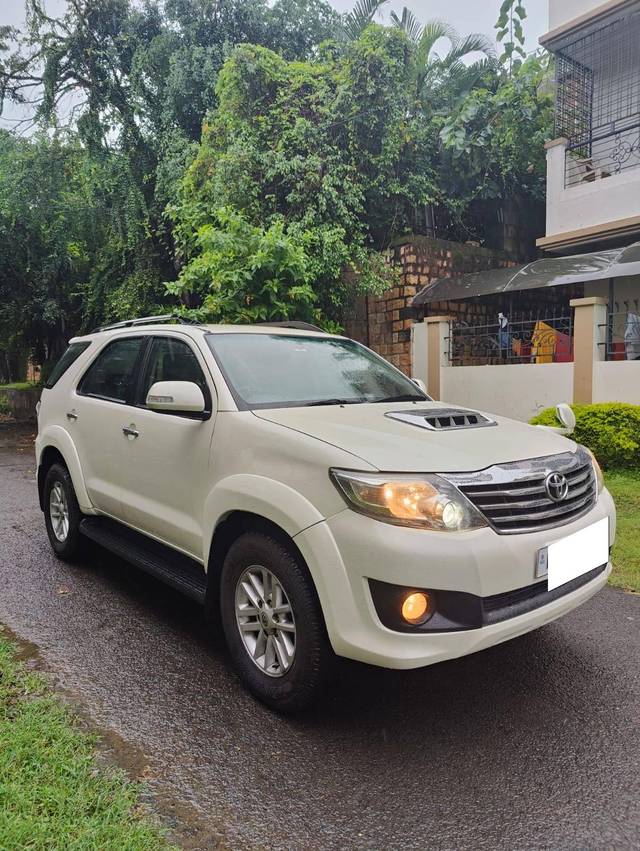 https://images10.gaadi.com/usedcar_image/4543036/original/processed_40ad55b475d8526c194cb26d2de8f81b.jpg?imwidth=6400
