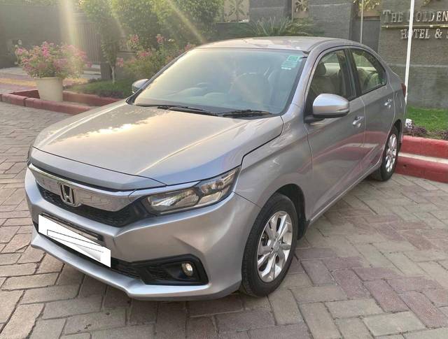 https://images10.gaadi.com/usedcar_image/4543083/original/processed_3f3cf73eeca6bd033a45c61000fcb617.jpg?imwidth=6402