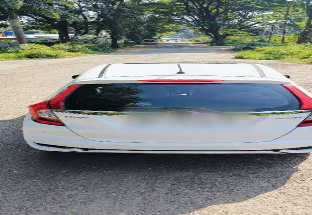 https://images10.gaadi.com/usedcar_image/4543090/original/efc1e0d7-2e2b-420d-a91b-33d7664021df.?imwidth=6402