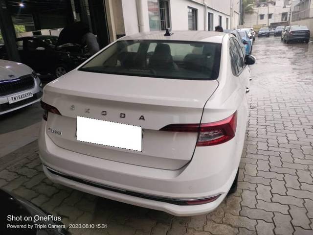 https://images10.gaadi.com/usedcar_image/4543894/original/processed_cf0430e8-0837-4ea3-b9db-032a67a9f71b.jpg?imwidth=6402
