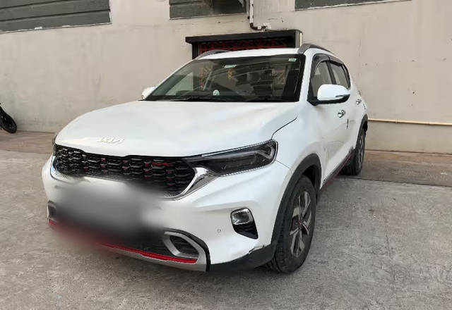 https://images10.gaadi.com/usedcar_image/4543895/original/b41f6726-54c8-4a60-9498-cae538878c87.?imwidth=6401