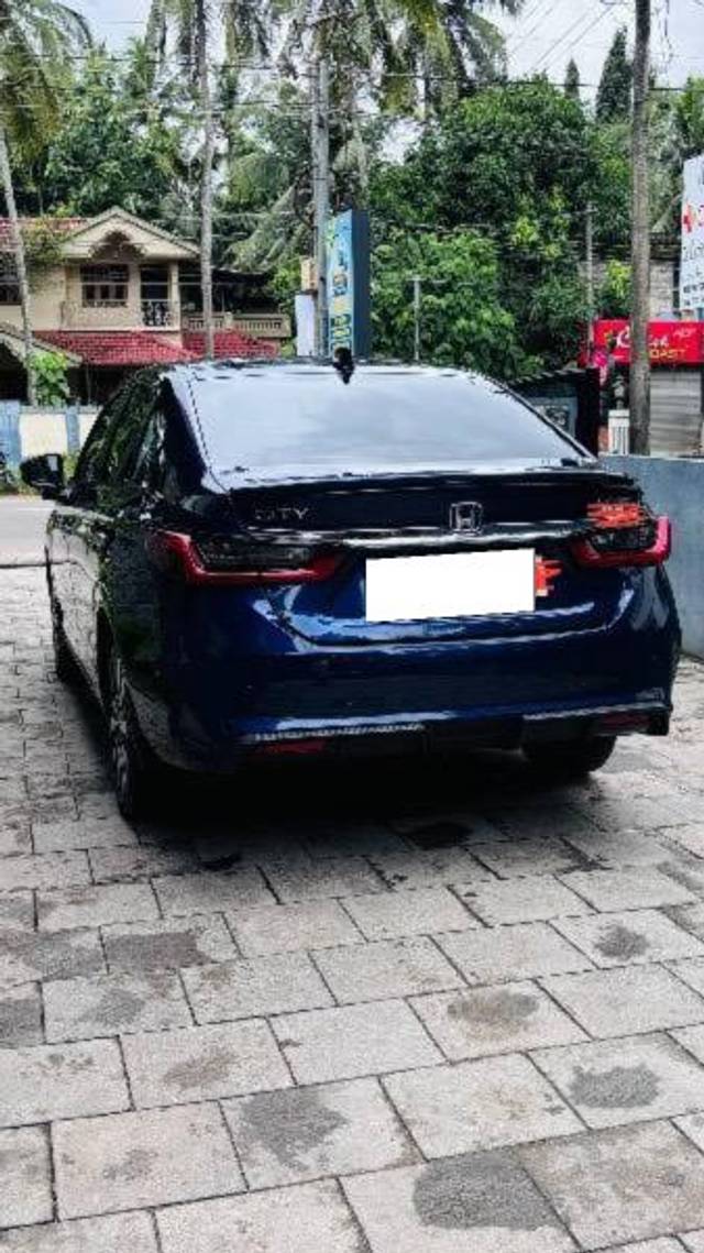 https://images10.gaadi.com/usedcar_image/4543901/original/processed_7b21e8e1-9174-4ef9-bb81-ab1524e58dfc.jpeg?imwidth=6402
