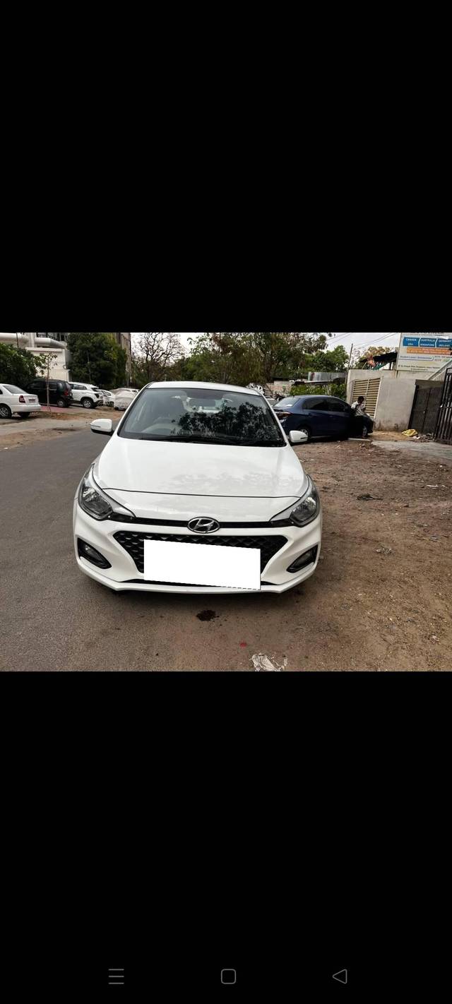 https://images10.gaadi.com/usedcar_image/4543943/original/processed_1a87355bec021c0bc46bd1b0a31ce773.jpg?imwidth=6400