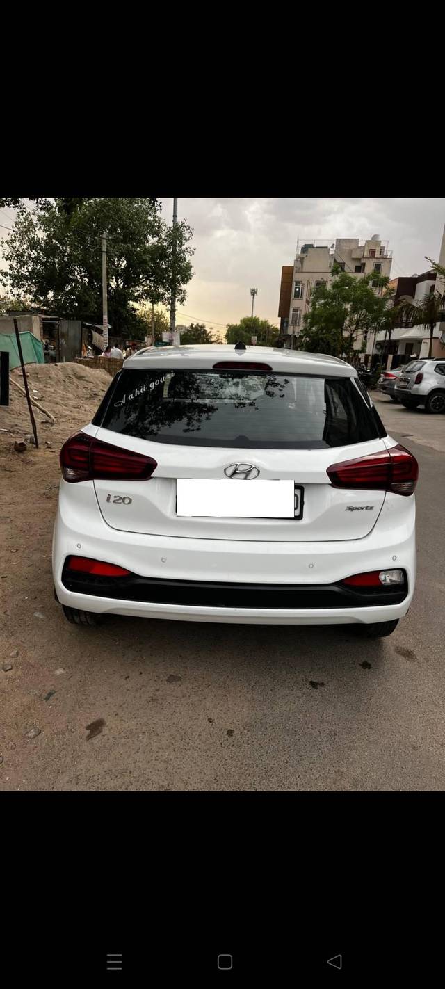 https://images10.gaadi.com/usedcar_image/4543943/original/processed_8ba368f676b0a211f07a9432a6634e9a.jpg?imwidth=6401