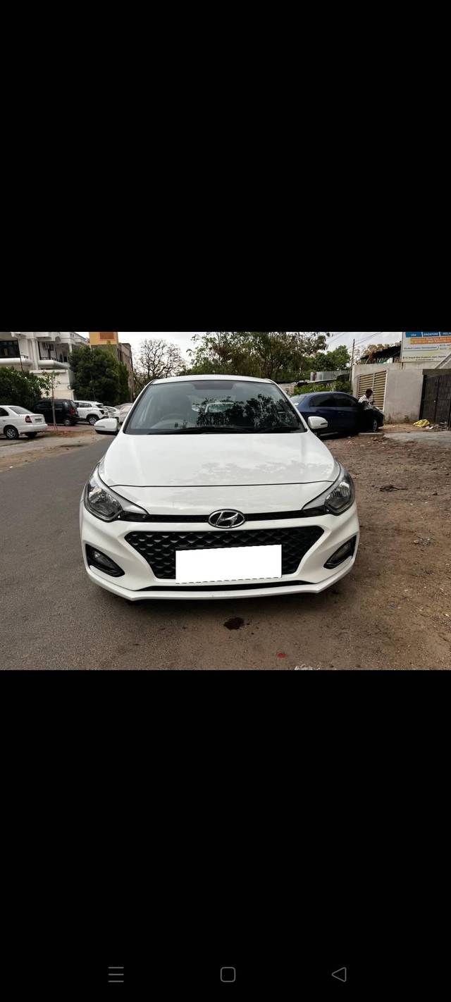 https://images10.gaadi.com/usedcar_image/4543943/original/processed_97cec380bcf81e02bdfbeba88f04d4d2.jpg?imwidth=6402