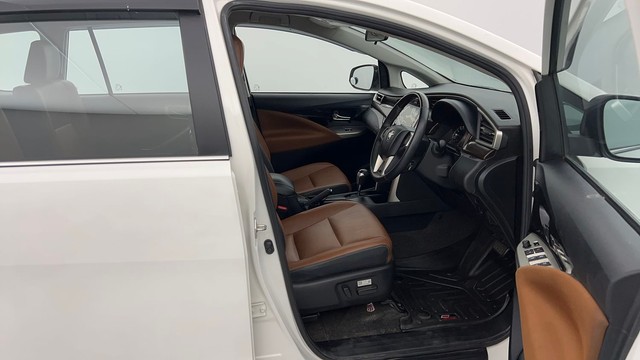 Second-hand 2022 Toyota Innova Crysta 2.7 ZX 7 STR AT for sale in Lucknow-15