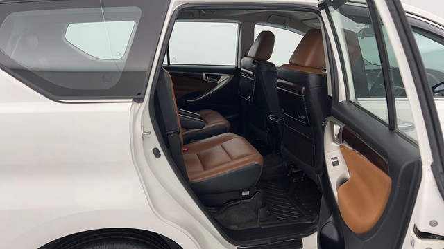 Second-hand 2022 Toyota Innova Crysta 2.7 ZX 7 STR AT for sale in Lucknow-23