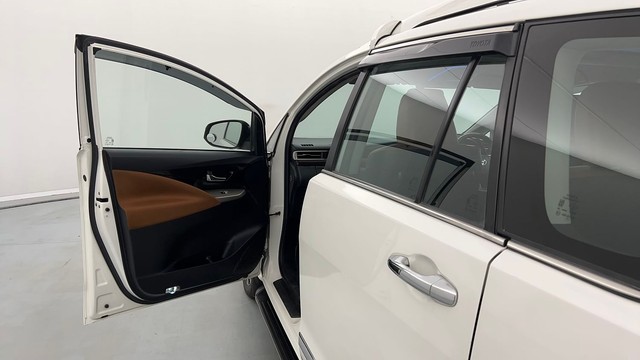 Second-hand 2022 Toyota Innova Crysta 2.7 ZX 7 STR AT for sale in Lucknow-24