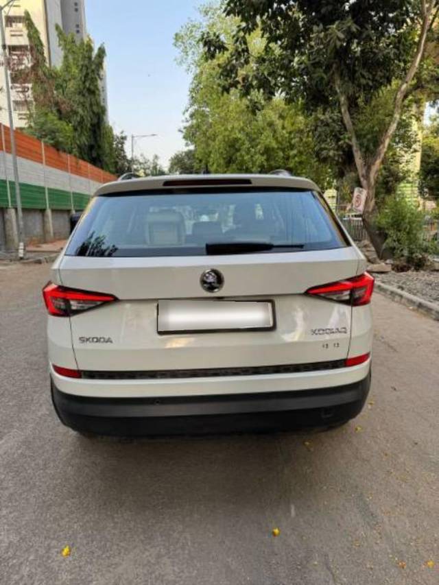 https://images10.gaadi.com/usedcar_image/4544265/original/processed_662baf7a-5d74-4504-a032-4ad52b845dcf.jpg?imwidth=6400