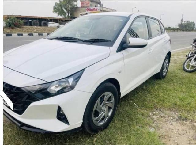 https://images10.gaadi.com/usedcar_image/4544393/original/processed_1bef4852-76d3-40d0-9efd-f510bac74db2.jpg?imwidth=6400