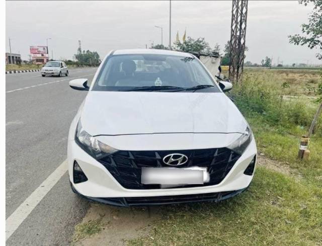 https://images10.gaadi.com/usedcar_image/4544393/original/processed_41ea5cfe-ce03-422c-ad26-2931b1040179.jpg?imwidth=6402