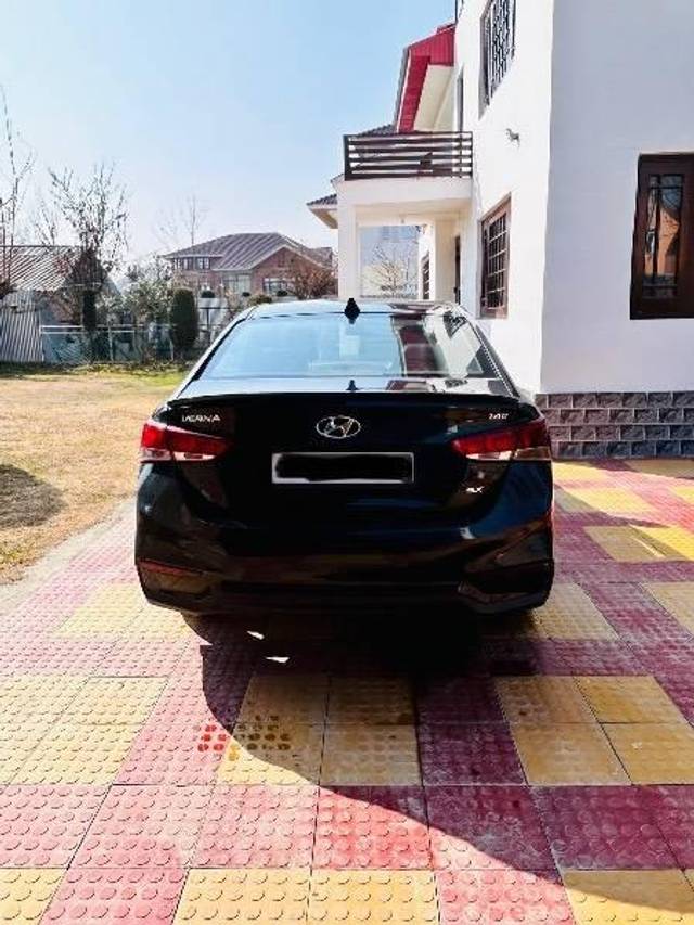 https://images10.gaadi.com/usedcar_image/4544416/original/processed_f492fb17-671a-4e3a-95ea-44fbe0a21769.jpeg?imwidth=6402