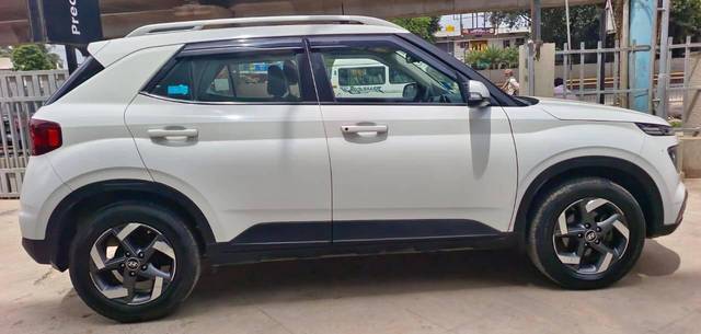 https://images10.gaadi.com/usedcar_image/4544489/original/processed_cafd18d43eb045eb894be3d8b419577e.jpg?imwidth=6402