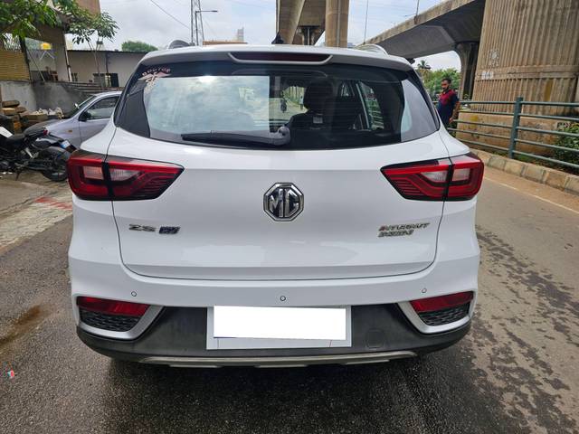 https://images10.gaadi.com/usedcar_image/4544550/original/processed_6ac1119b100746fec439a6af05bb09f4.jpg?imwidth=6402