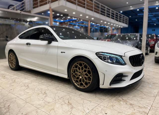 https://images10.gaadi.com/usedcar_image/4544555/original/processed_cda1aa15eb04cd734b62e660d3c012ac.jpg?imwidth=6400