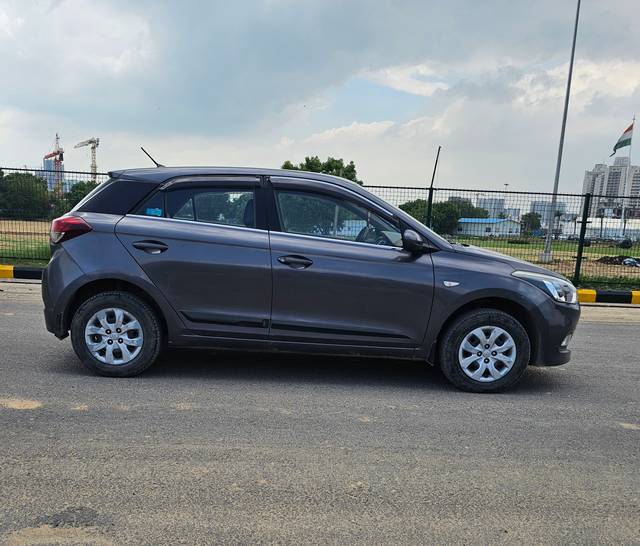 https://images10.gaadi.com/usedcar_image/4544563/original/62c78d7f715e3b9ddd42791a1016624a.jpg?imwidth=6401