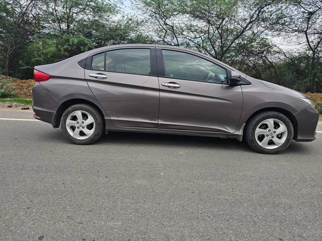 https://images10.gaadi.com/usedcar_image/4544576/original/processed_5c6c936d774d53f096bab27840d3b75b.jpg?imwidth=6401