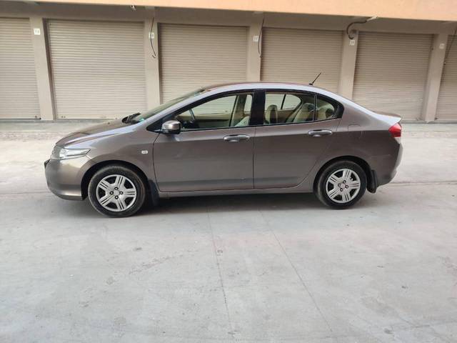https://images10.gaadi.com/usedcar_image/4544580/original/processed_21b0086a56bf3eb1ab37b63b7dc69ff1.jpg?imwidth=6402