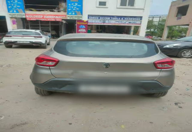https://images10.gaadi.com/usedcar_image/4544640/original/de611ce8-ae3a-4066-b578-0ef92f1e76b8.?imwidth=6402