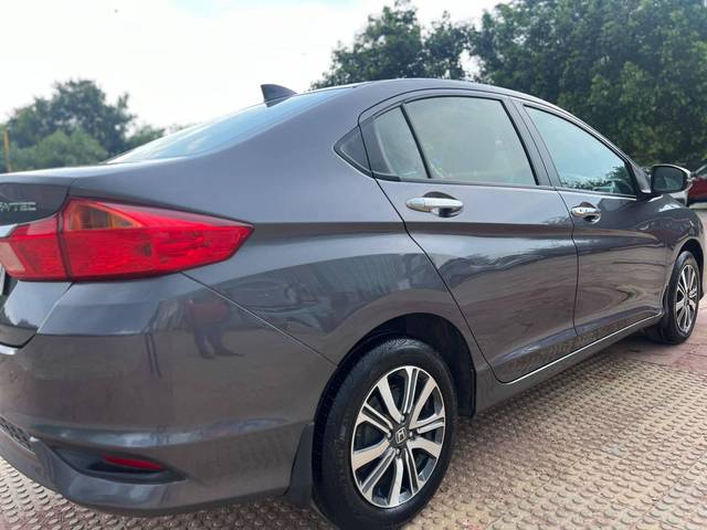 https://images10.gaadi.com/usedcar_image/4544657/original/processed_d7acae3c6dec1b268aa6bcbe5b909a53.jpg?imwidth=6402