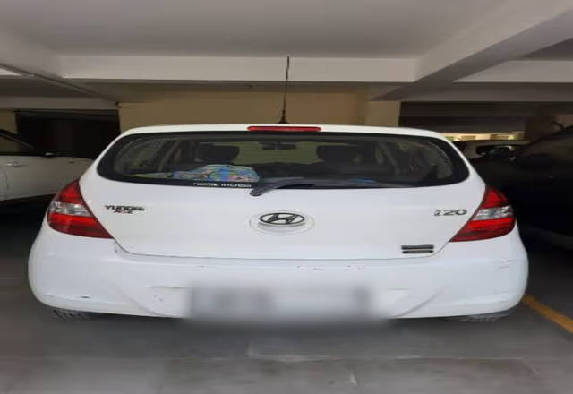 https://images10.gaadi.com/usedcar_image/4544663/original/572768f9-59f1-4b61-bc9d-c42f47bc0357.?imwidth=6402