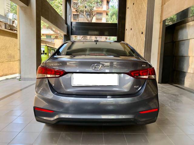 https://images10.gaadi.com/usedcar_image/4544686/original/processed_385e4ae90aec10490a96bb8593ea09f0.jpg?imwidth=6402