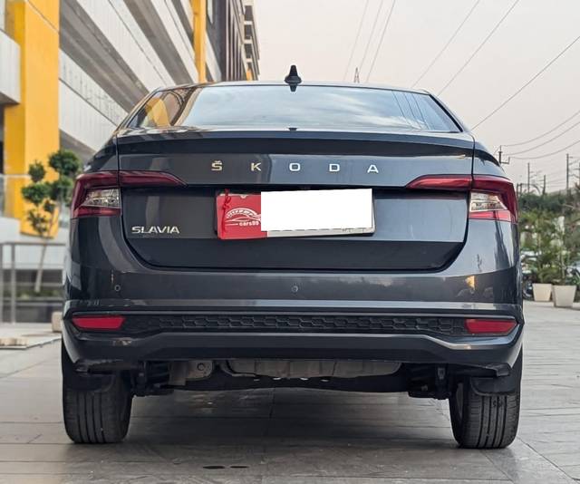 https://images10.gaadi.com/usedcar_image/4544731/original/processed_d9ee4d3113f57acc6a6941b664bd98f3.jpg?imwidth=6401