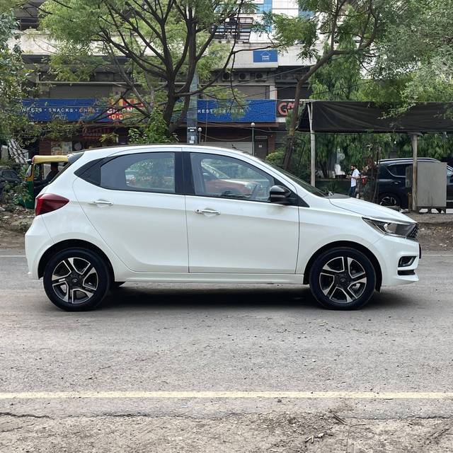 https://images10.gaadi.com/usedcar_image/4544806/original/processed_6512e3d9ce5dab3eb21360fb39d4c104.jpg?imwidth=6401