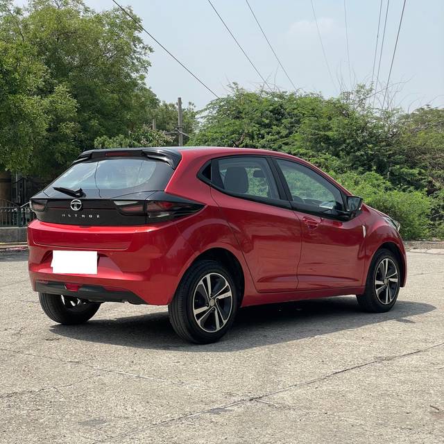 https://images10.gaadi.com/usedcar_image/4544819/original/processed_eebd167b76ef8c71c4eafc0f95f08929.jpg?imwidth=6402