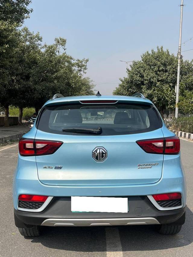 https://images10.gaadi.com/usedcar_image/4544822/original/processed_b6a7df5f0bffa6afaf067c1798afe2df.jpg?imwidth=6402