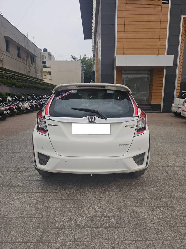 https://images10.gaadi.com/usedcar_image/4544836/original/processed_fb1e9432a3e2332289f2d5500e242160.jpg?imwidth=6402